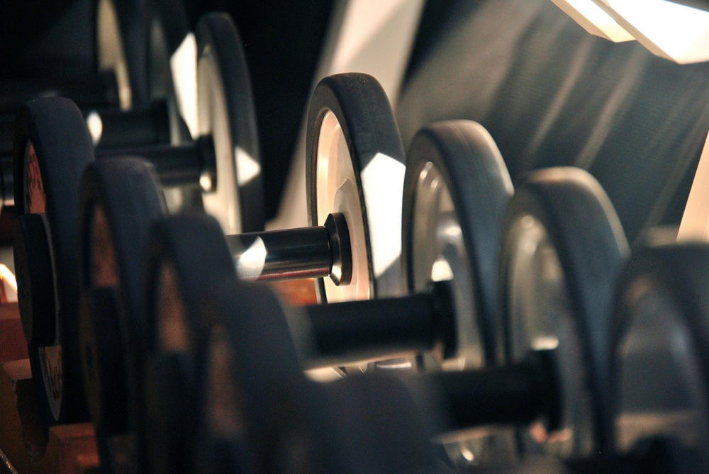 People can lift weights to build muscles